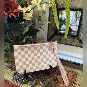 Checkered Fashion Wristlet Clutch in cream and grey. NWOT. Quality material.
